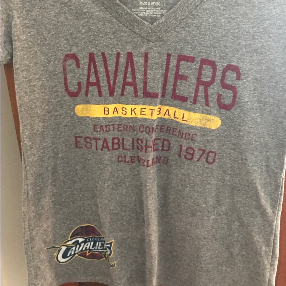 Cleveland Cavaliers v-neck t-shirt. New - size L